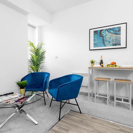 Modern Apartment In Brierley Hill - Secure Parking - Wifi & Netflix - Excellent Value - 11O エクステリア 写真