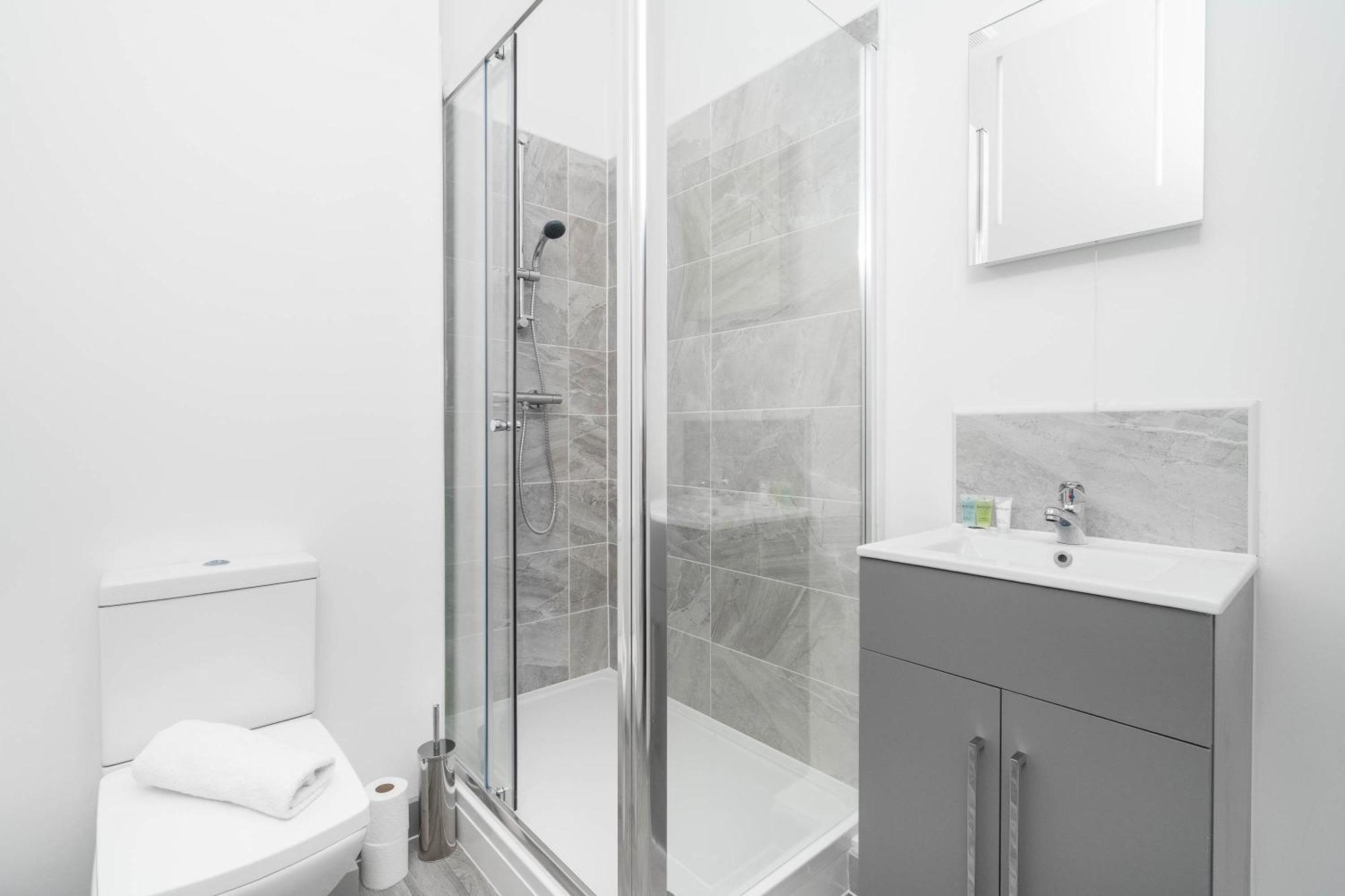Modern Apartment In Brierley Hill - Secure Parking - Wifi & Netflix - Excellent Value - 11O エクステリア 写真