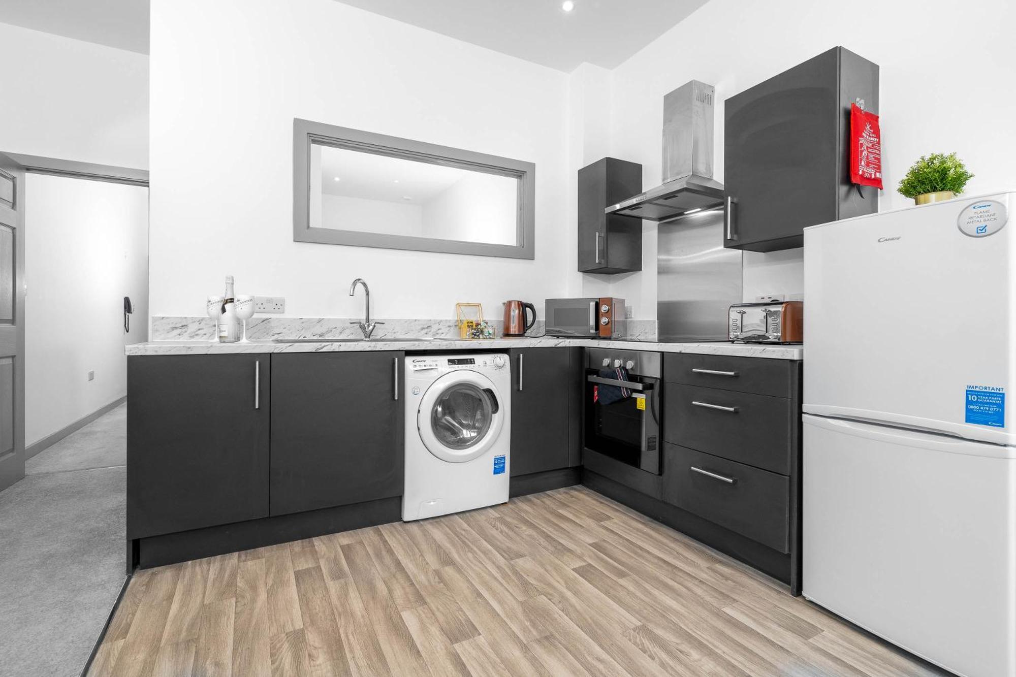 Modern Apartment In Brierley Hill - Secure Parking - Wifi & Netflix - Excellent Value - 11O エクステリア 写真