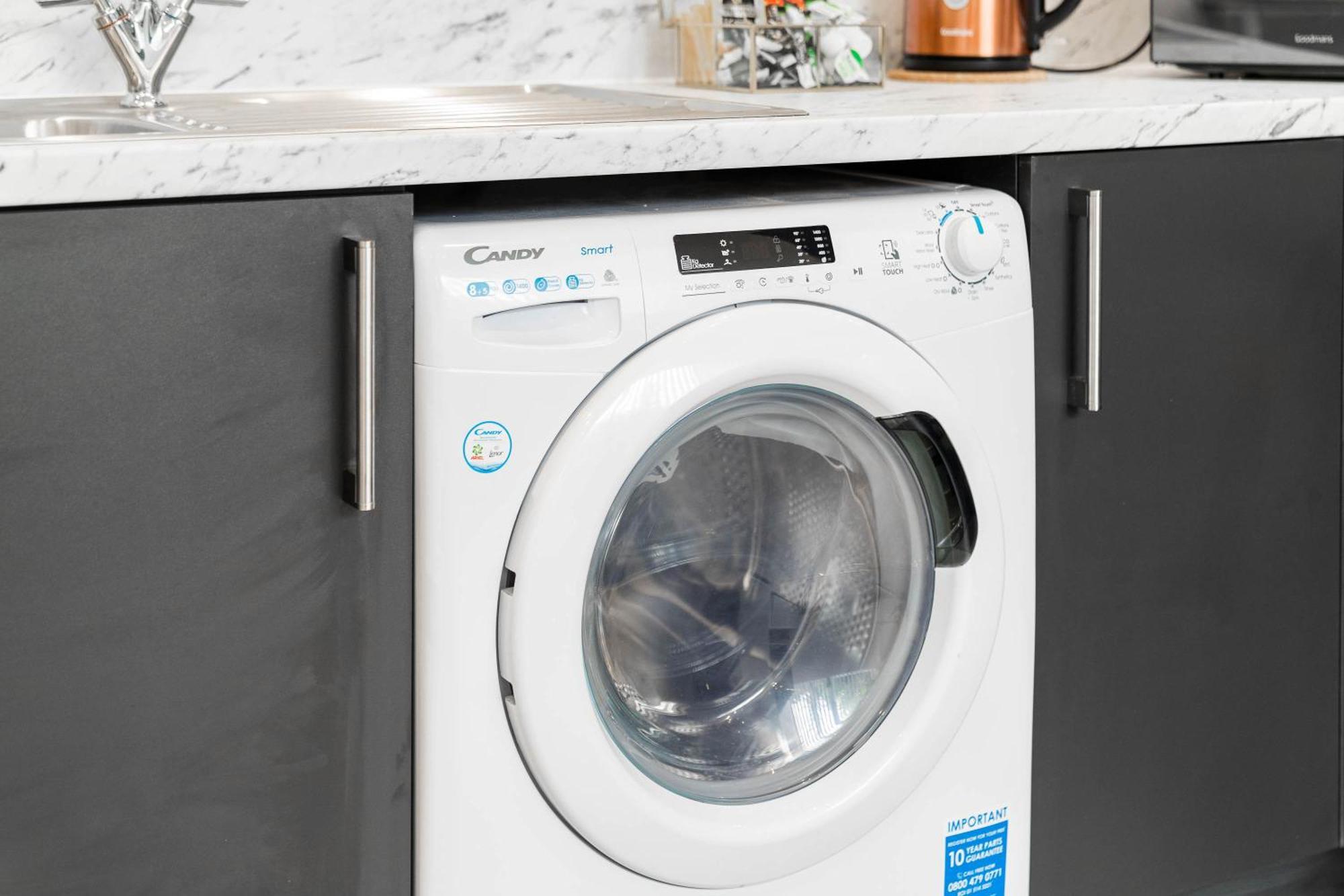 Modern Apartment In Brierley Hill - Secure Parking - Wifi & Netflix - Excellent Value - 11O エクステリア 写真